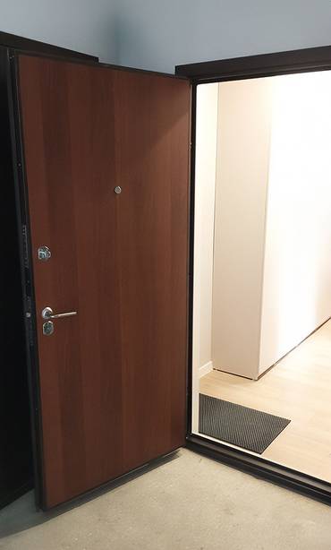 Дверь с ламинатом